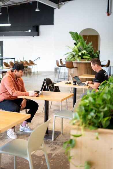 More Photos Of 600 S 1st St, Rogers Warehouse For Lease