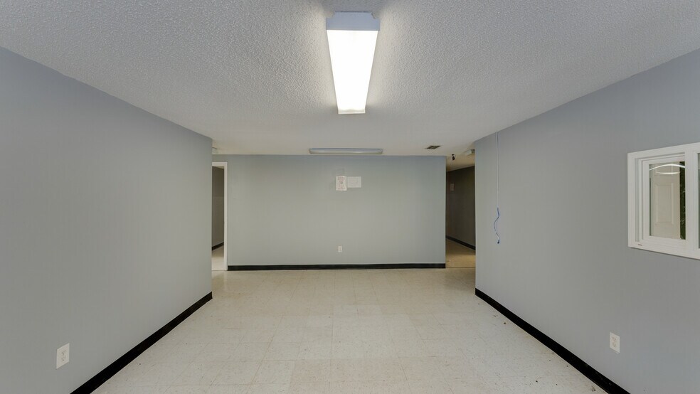 More Photos Of 510 N Walker St, Quitman Light Manufacturing For Sale