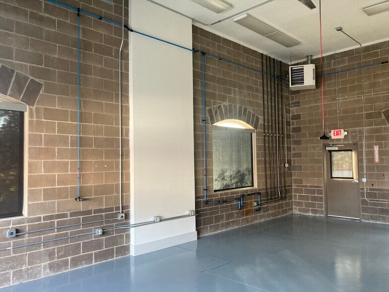 More Photos Of 202 Wasco Loop, Hood River Warehouse For Lease