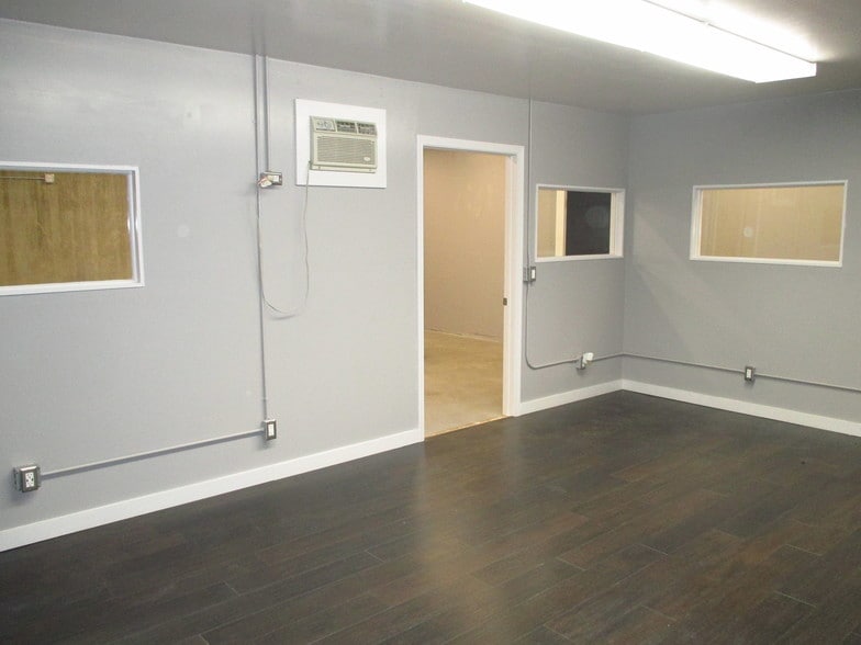 More Photos Of 1018 W Main St, Arlington Office For Lease