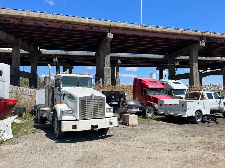 More Photos Of 606 Railroad St, Joliet Warehouse For Lease