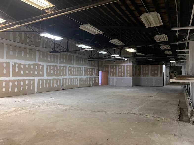 More Photos Of 537 Lincoln Hwy, East McKeesport Storefront For Sale