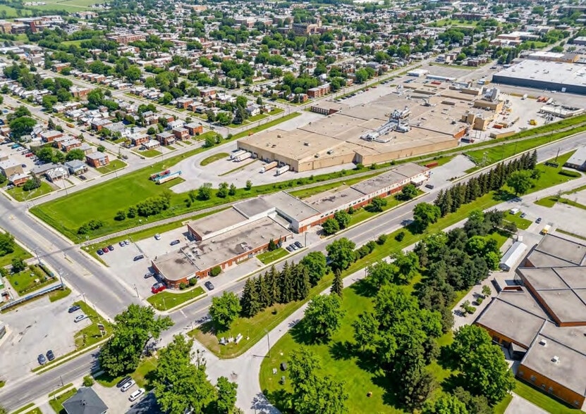 More Photos Of 126 Rue Jacques-Cartier N, St-Jean Storefront For Sale