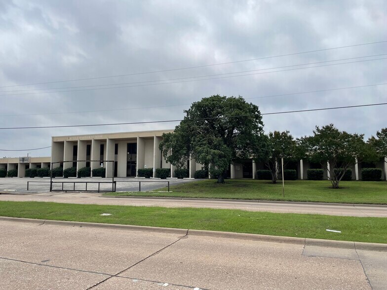 More Photos Of 2800 W Kingsley Rd, Garland Manufacturing For Lease