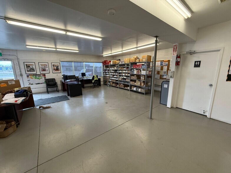 More Photos Of 2843 2 Av N, Lethbridge Flex For Lease
