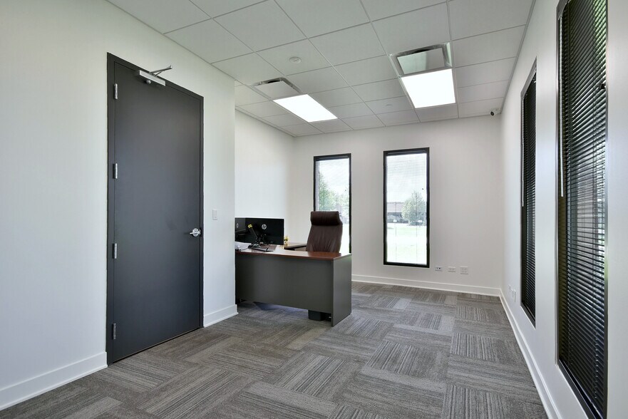 More Photos Of 6363 W 73rd St, Bedford Park Manufacturing For Lease