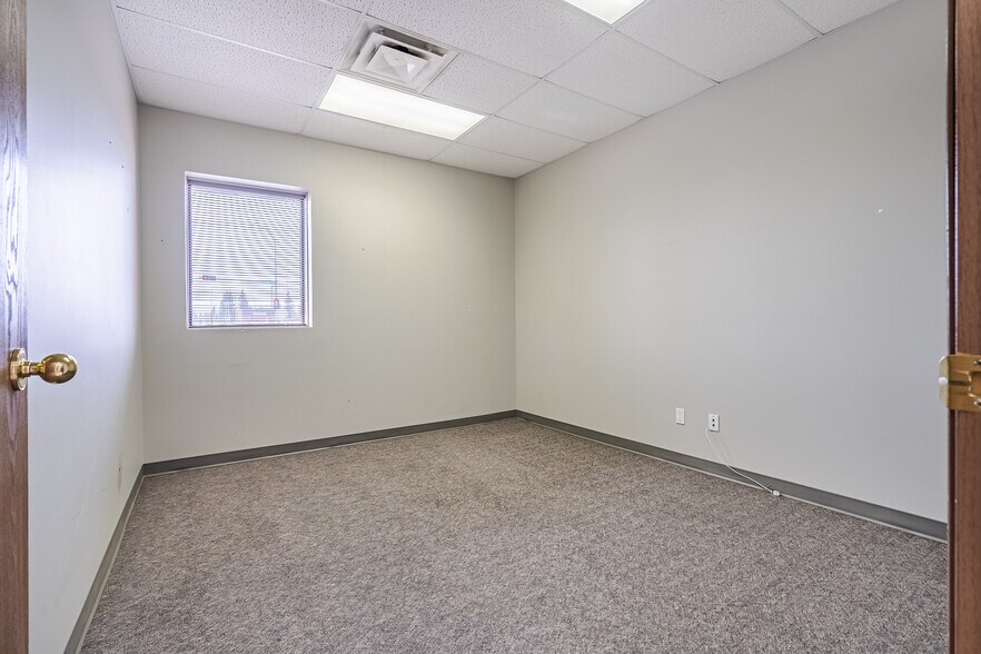 More Photos Of 5704 44 St, Lloydminster Office For Lease
