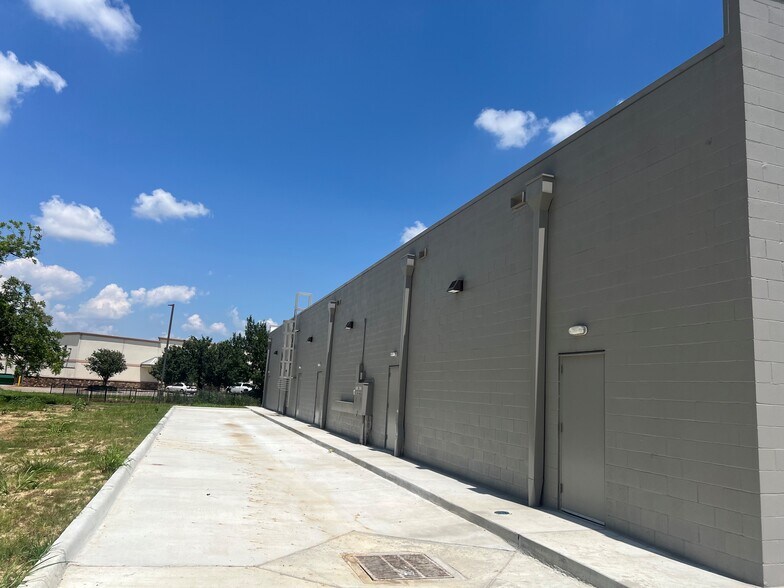 More Photos Of 3911 MASSEY TOMPKINS rd, Baytown Storefront For Lease