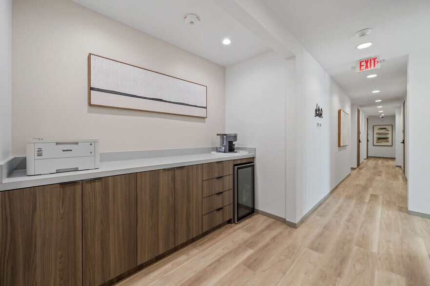 More Photos Of 6909 Grand Blvd, Houston Medical For Lease