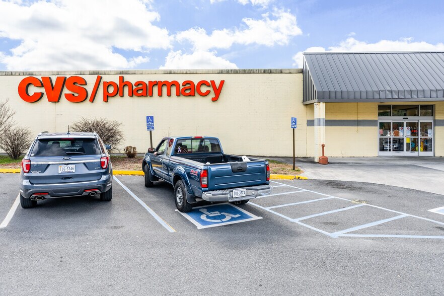 More Photos Of 2940 Clinch St, Richlands Supermarket For Lease