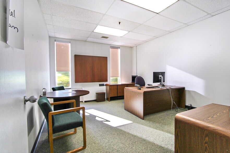 More Photos Of 2 Elm St, Windsor Locks Office For Lease