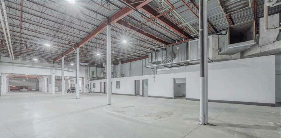 More Photos Of 6674 Av De L'esplanade, Montréal Industrial For Lease