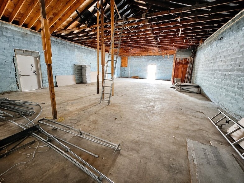More Photos Of 208 Old Yaphank Rd, Coram Service For Sale