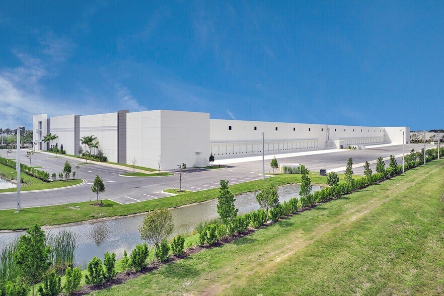 More Photos Of 15791 Corporate Cir, Jupiter Distribution For Lease
