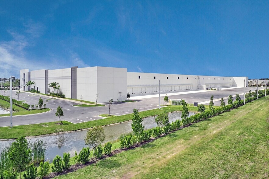 More Photos Of 15791 Corporate Cir, Jupiter Distribution For Lease