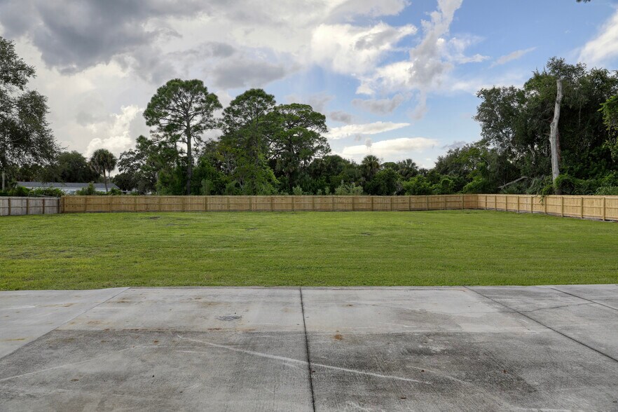 More Photos Of 1228 S Hopkins Ave, Titusville Office For Sale