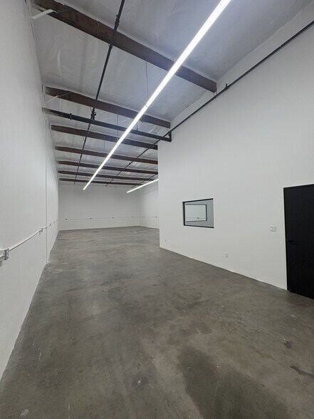 More Photos Of 12628 Raymer St, North Hollywood Warehouse For Lease