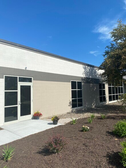 More Photos Of 487-501 Jefferson Blvd, Warwick Showroom For Lease