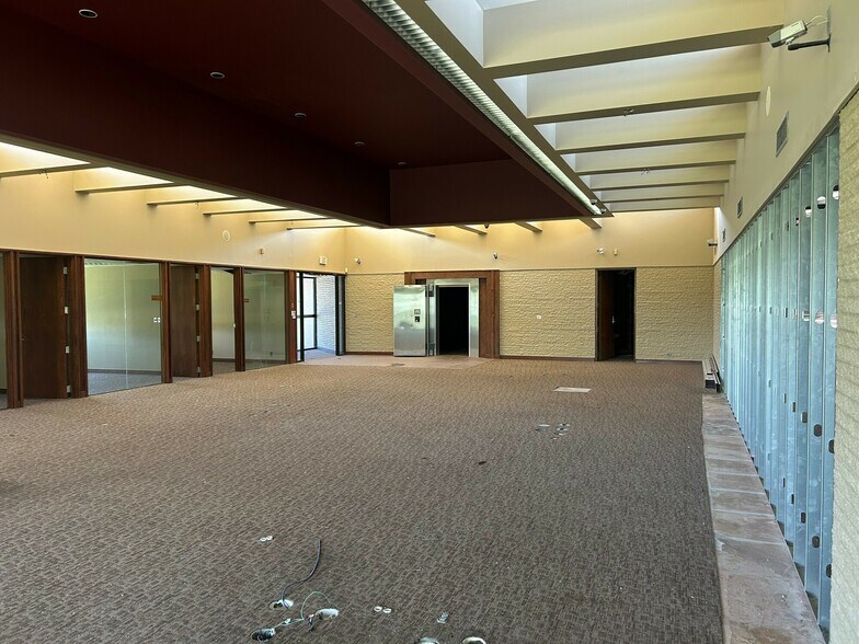 More Photos Of 3200 E Memorial Rd, Edmond Medical For Sale