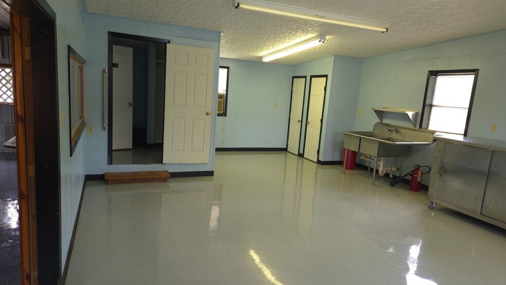 More Photos Of 22504 Highway 105, Cleveland Flex For Lease