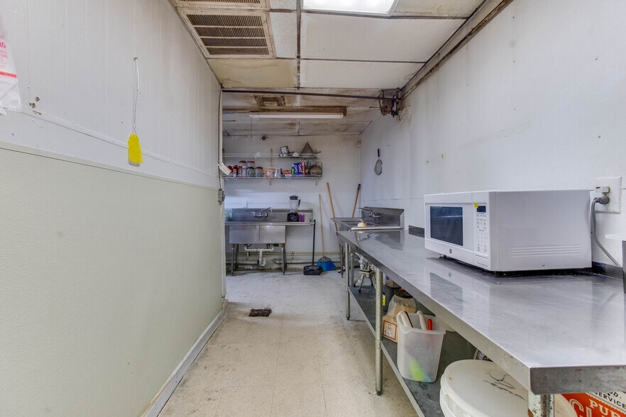 More Photos Of 2915 Market St, Baytown General Retail For Sale