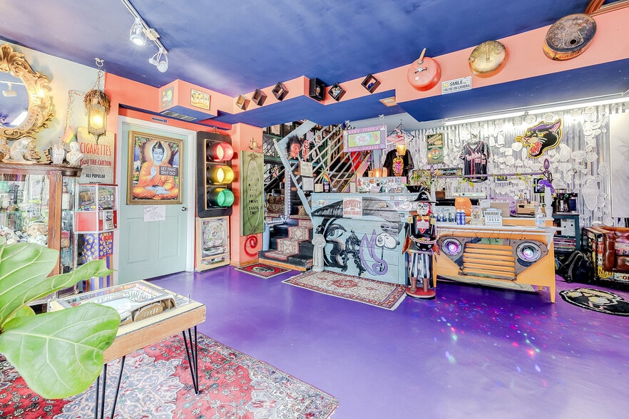 More Photos Of 302 W Victory Dr, Savannah Freestanding For Sale