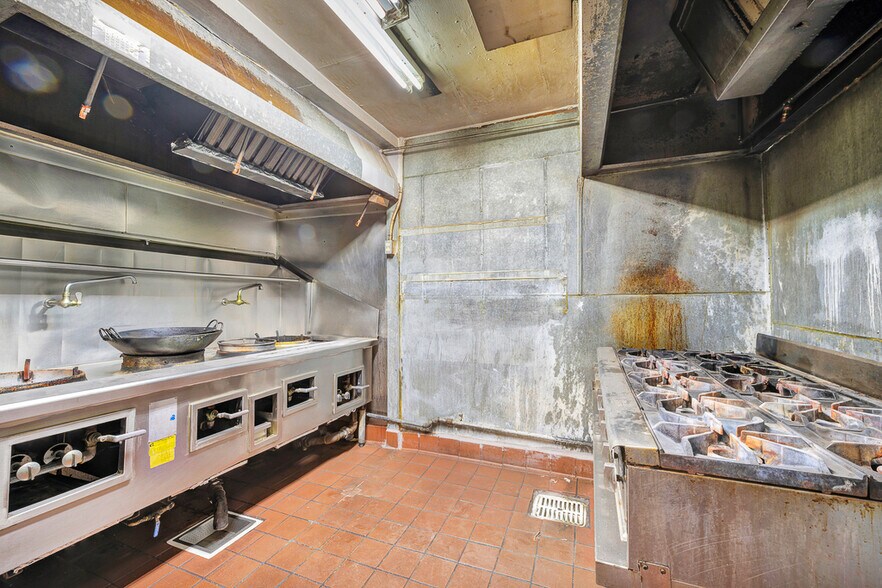 More Photos Of 5611 Hollywood Blvd, Los Angeles Storefront For Lease