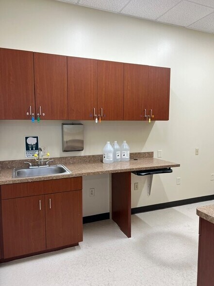 More Photos Of 40107 Highway 27, Davenport Medical For Lease