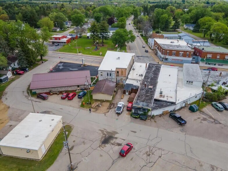 More Photos Of 125 W Bannerman Ave, Redgranite Bar For Sale