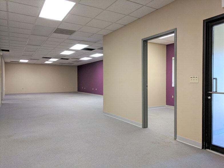 More Photos Of 901 W Main St, El Paso Office For Sale