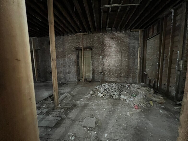 More Photos Of 27 Bank St, New London Storefront Retail Office For Lease