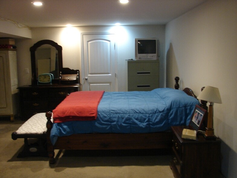 More Photos Of 1013 Cedar St, Bismarck Storefront For Sale