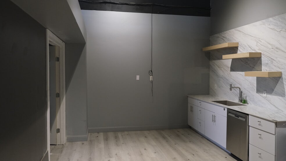 More Photos Of 9011 John Carpenter Fwy, Dallas Light Manufacturing For Lease