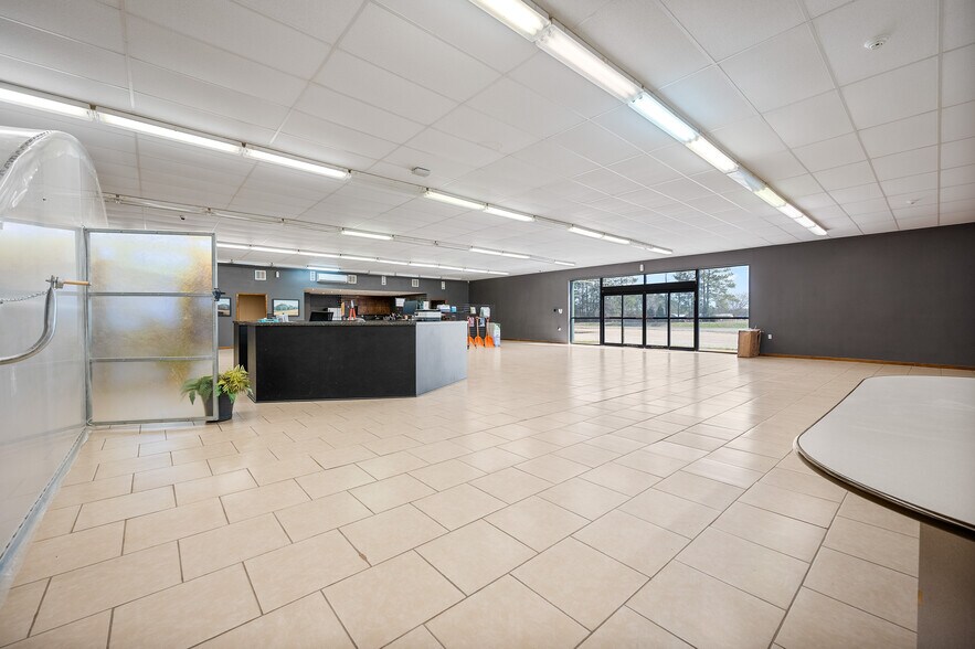 More Photos Of 10462 Hwy 165 S, Forest Hill Warehouse For Sale