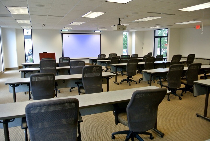 More Photos Of 5950 Fairview Rd, Charlotte Office For Lease