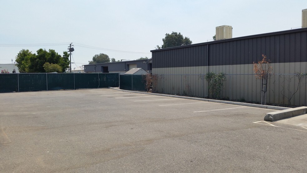 More Photos Of 1568 N Woodrow Ave, Fresno Warehouse For Lease