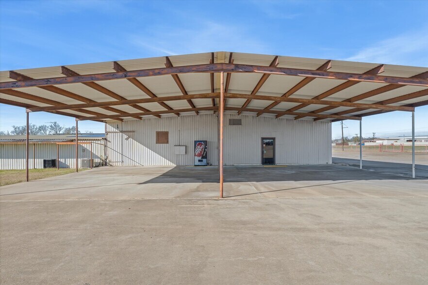 More Photos Of 9474 US-175, Kemp Flex For Sale