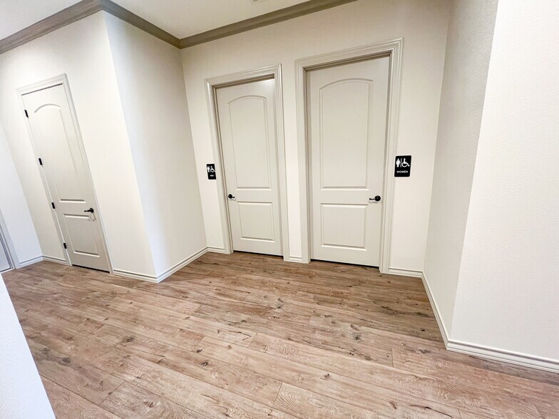 More Photos Of 5125 Sunmore Cir, Midland Office For Lease