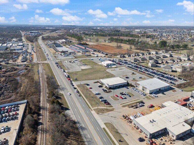 More Photos Of 2416 S 8th St, Rogers Flex For Lease