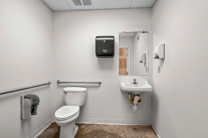 More Photos Of 301 Bugeye Sq, Prince Frederick Warehouse For Lease