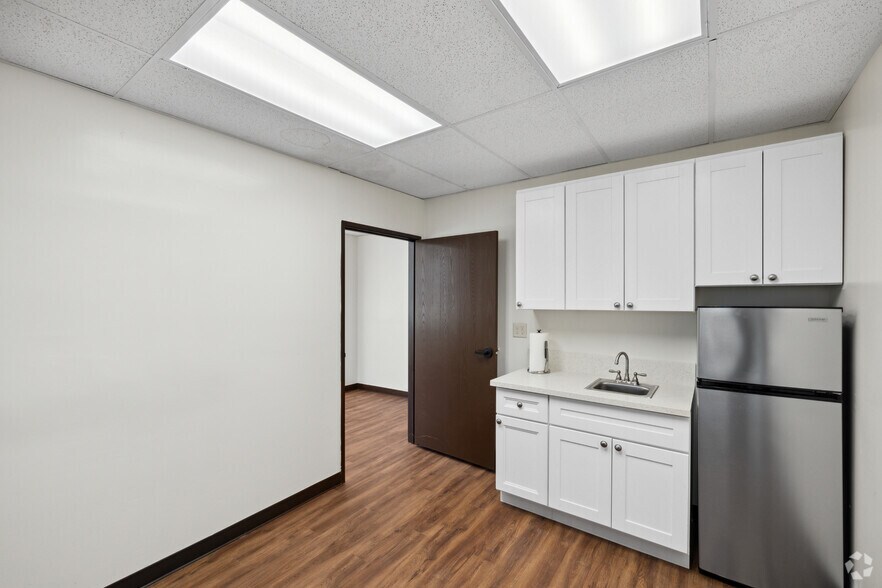 More Photos Of 21250 Califa St, Woodland Hills Research And Development For Lease