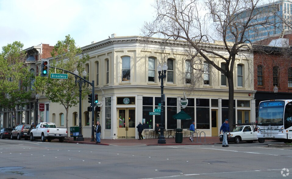 More Photos Of 452 8th St, Oakland Unknown For Lease