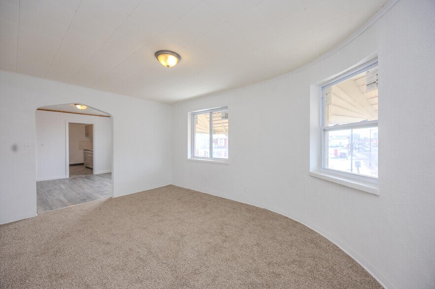 More Photos Of 2101 Pine Ave, Niagara Falls Storefront Retail Residential For Sale