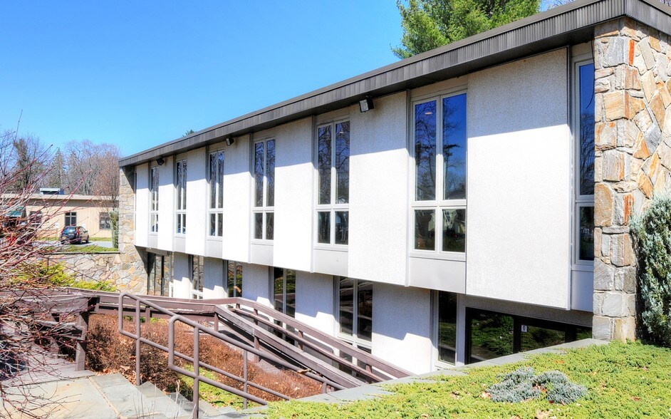 More Photos Of 10 Boice Rd, Hyde Park Medical For Sale