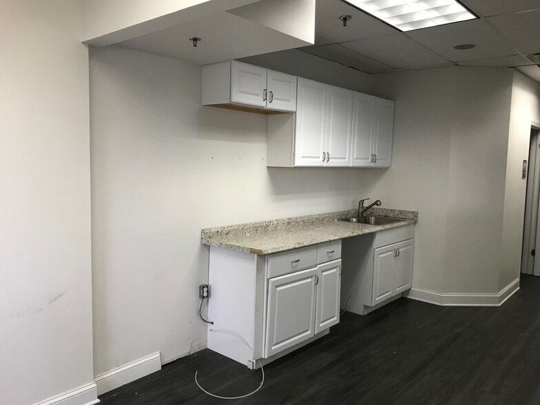 More Photos Of 19 Willard Rd, Norwalk Warehouse For Lease