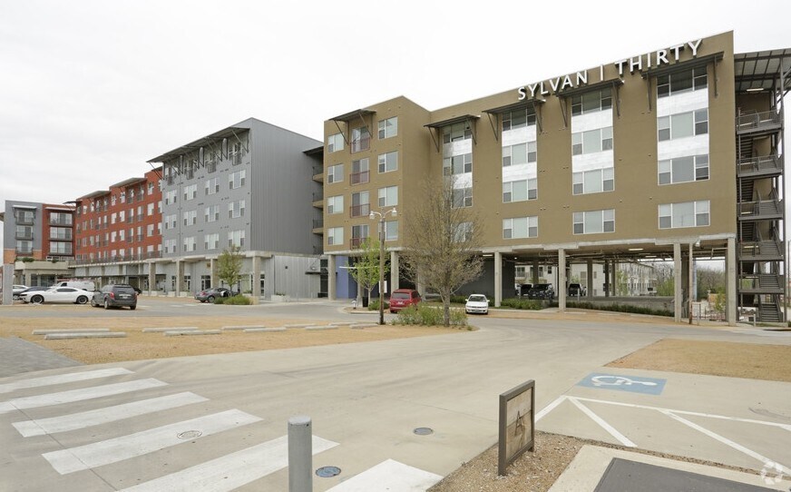 More Photos Of 1818 Sylvan Ave, Dallas Unknown For Lease