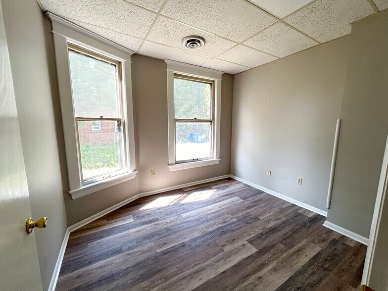 More Photos Of 300 4th St, Elyria Office Residential For Lease