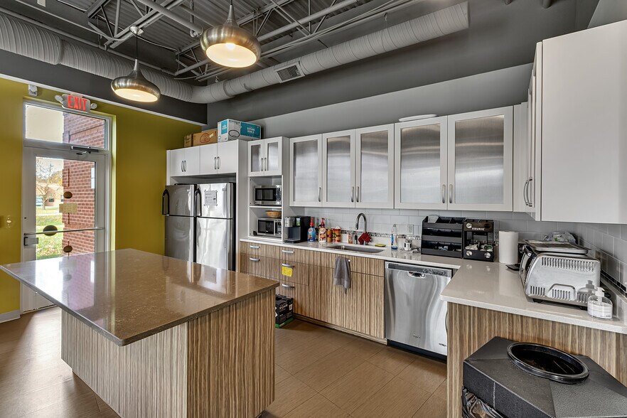 More Photos Of 23 Cobham Dr, Orchard Park Office For Lease