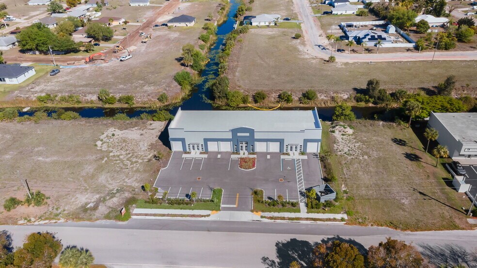 More Photos Of 1913 NE 10th Ter, Cape Coral Flex For Lease