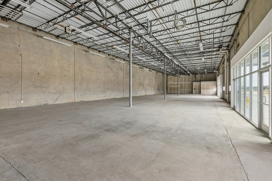 More Photos Of 550 W Round Grove Rd, Lewisville Showroom For Lease